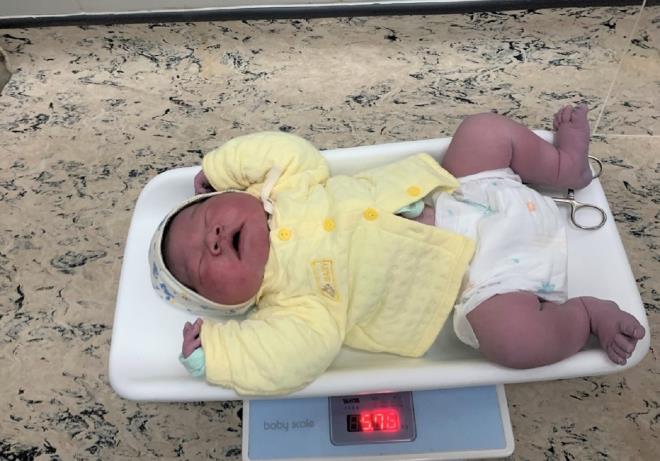 Bé trai ở Hà Nội nặng gần 6kg khi chào đời - Ảnh 1.