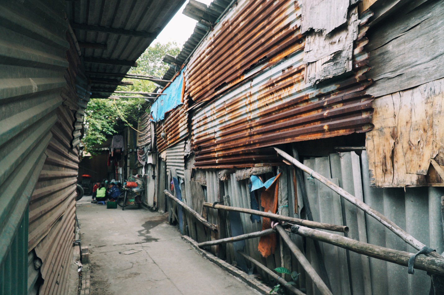 Hà Nội: Khu trọ nghèo căng bạt, nhét túi nilong tránh rét - Ảnh 1.