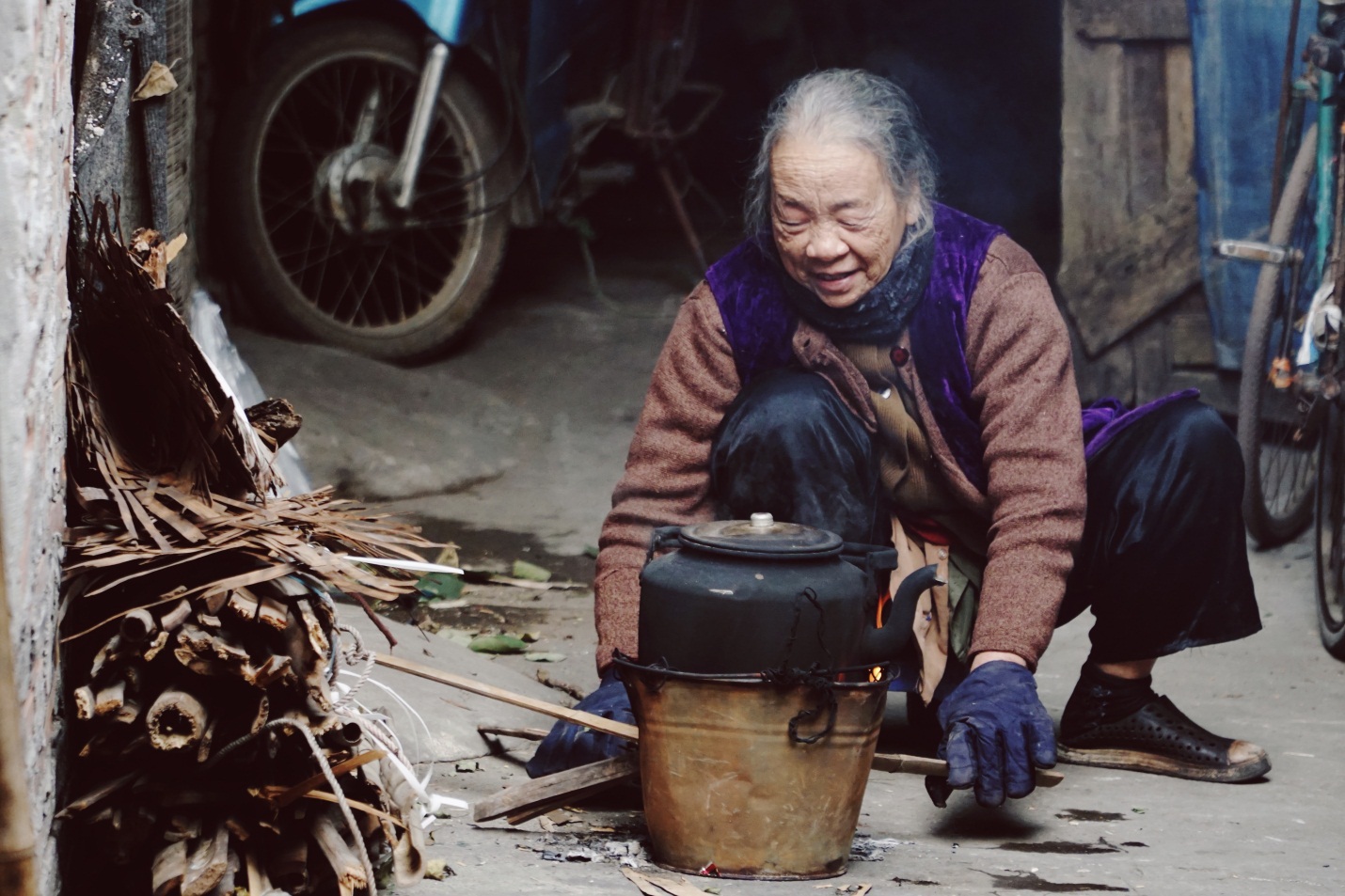 Hà Nội: Khu trọ nghèo căng bạt, nhét túi nilong tránh rét - Ảnh 7.