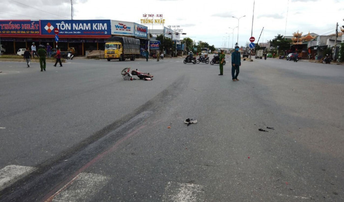 Bình Thuận: Nữ sinh lớp 10 bị xe đầu kéo cán tử vong thương tâm - Ảnh 1.