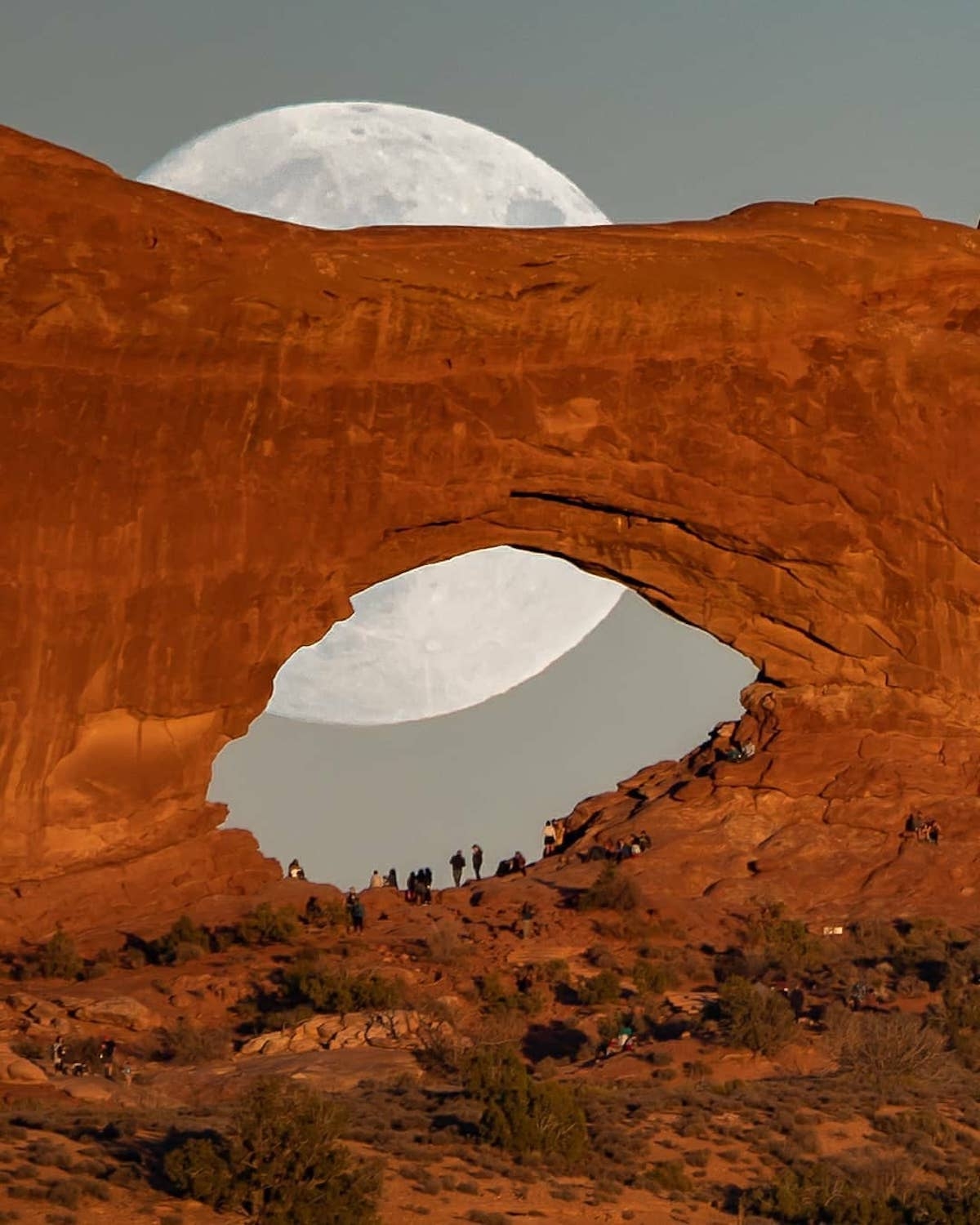 Hình ảnh siêu thực về mặt trăng khổng lồ trong sa mạc - Ảnh 3.