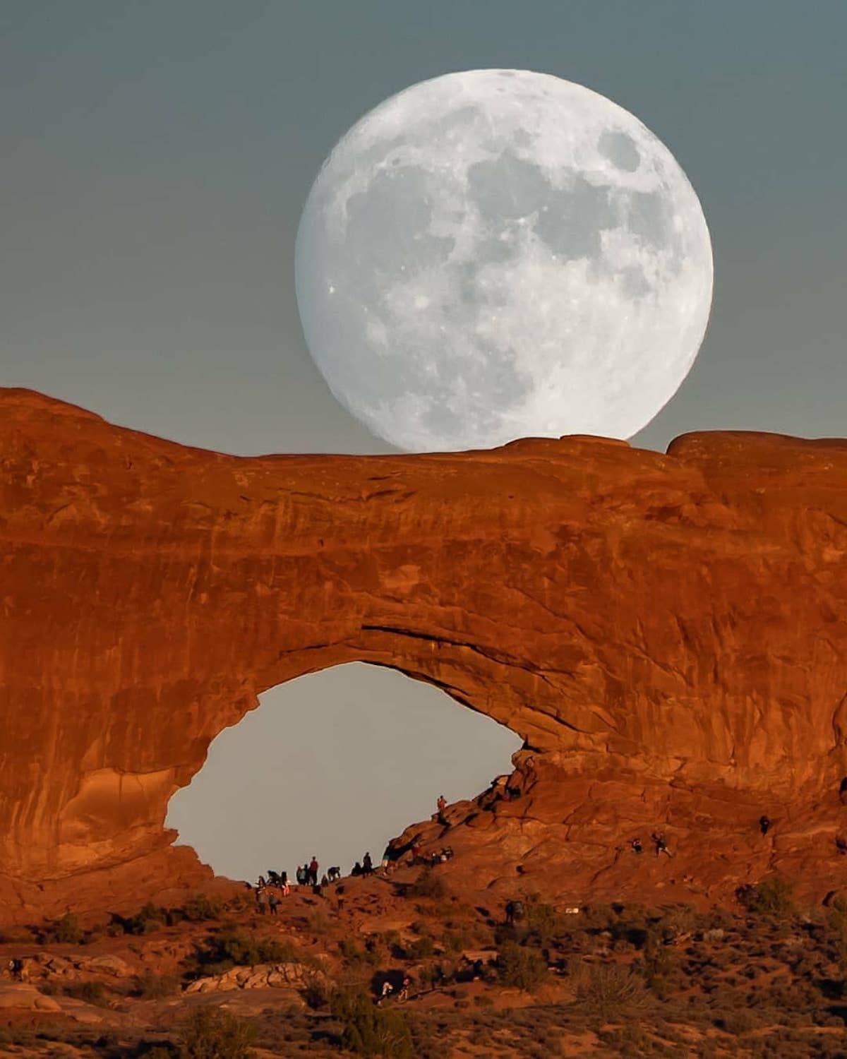 Hình ảnh siêu thực về mặt trăng khổng lồ trong sa mạc - Ảnh 4.