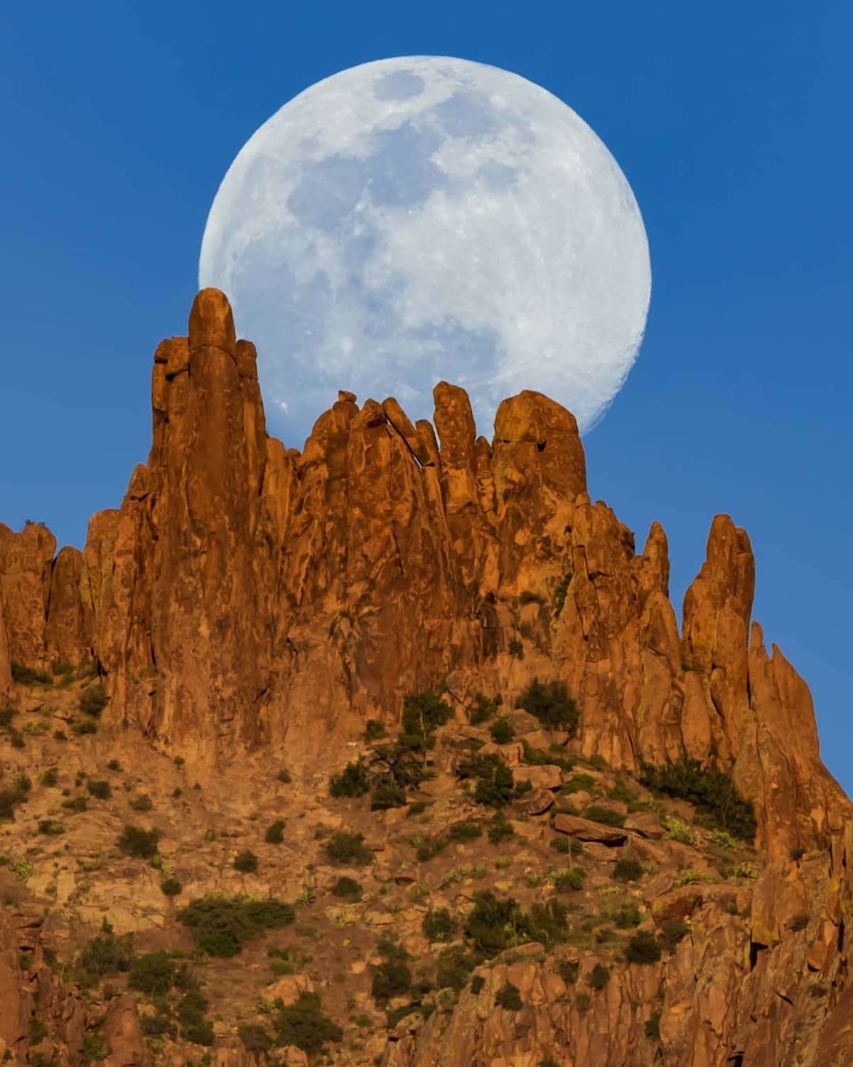 Hình ảnh siêu thực về mặt trăng khổng lồ trong sa mạc - Ảnh 5.