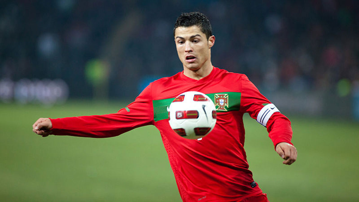 Hãy chiêm ngưỡng tài năng và bản lĩnh của Ronaldo khi trình diễn trên sân cỏ.