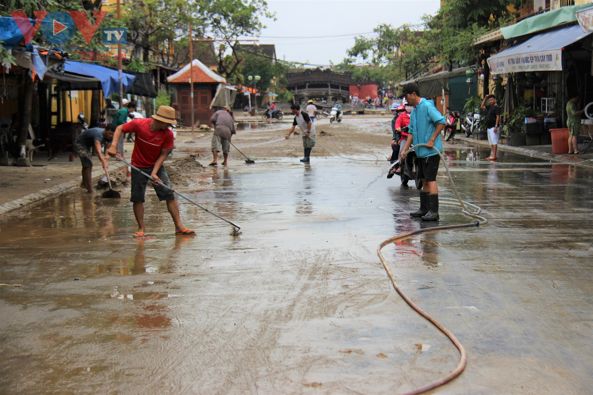 Hơn 150 người dọn bùn non đang tràn ngập phố cổ Hội An - Ảnh 9.