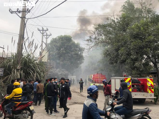 Hà Nội: Cháy lớn tại bãi phế liệu dưới chân cầu Thanh Trì - Ảnh 4.
