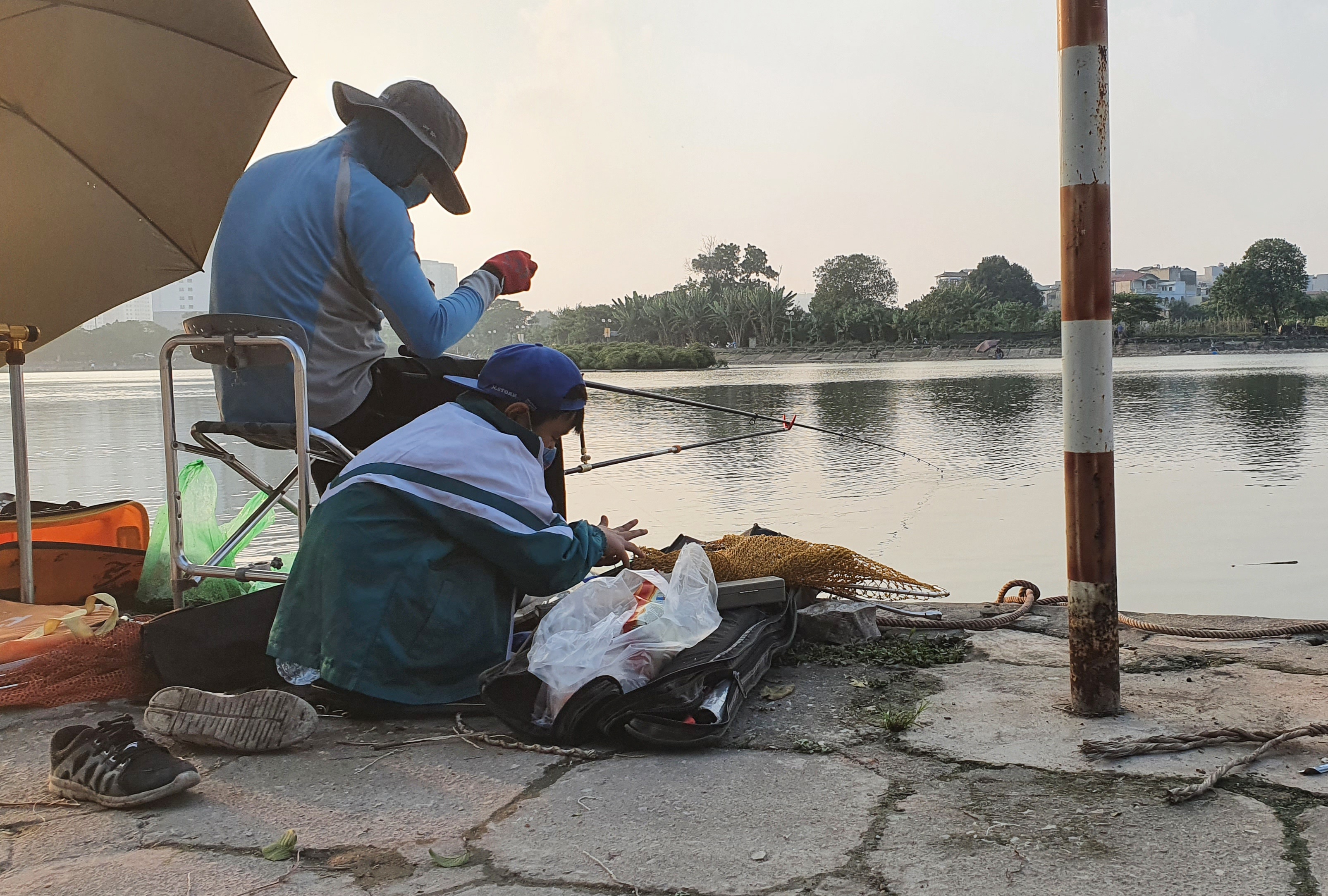 Ngang nhiên biến hồ điều hòa Định Công thành nơi câu cá dịch vụ - Ảnh 4.