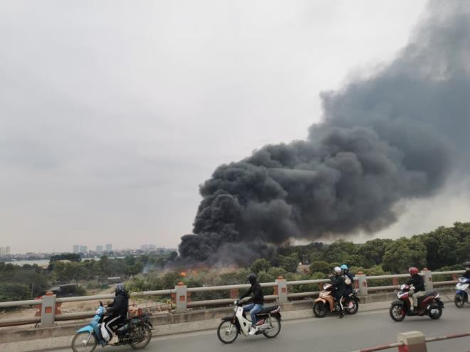 Hà Nội: Cháy lớn tại bãi phế liệu dưới chân cầu Thanh Trì - Ảnh 1.