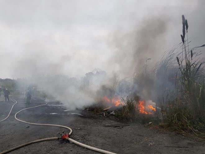 Hà Nội: Cháy lớn tại bãi phế liệu dưới chân cầu Thanh Trì - Ảnh 2.