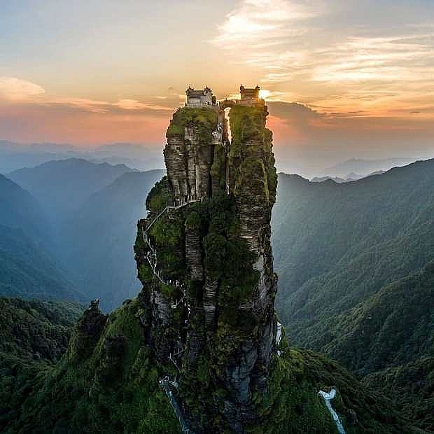 Ngôi chùa nhỏ trên đỉnh núi Fanjing linh thiêng của Trung Quốc - Ảnh 1.