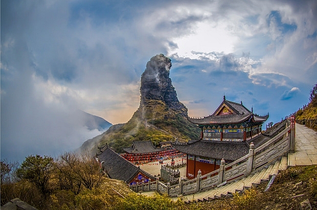 Ngôi chùa nhỏ trên đỉnh núi Fanjing linh thiêng của Trung Quốc - Ảnh 2.