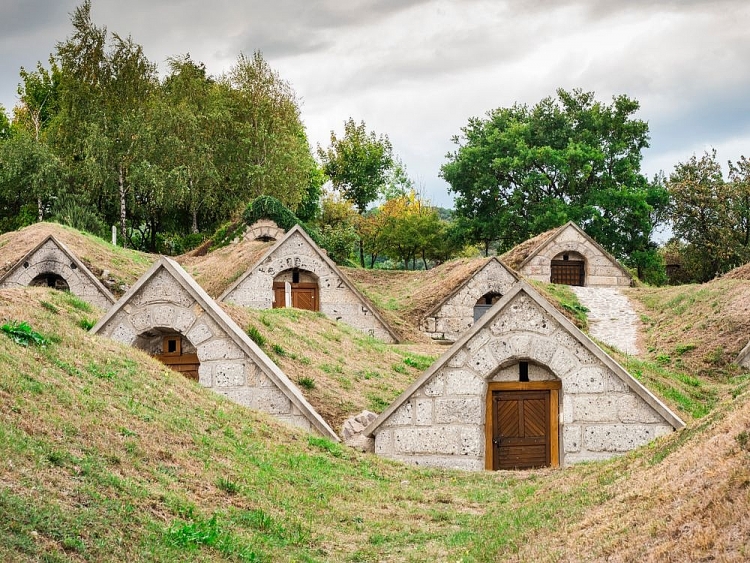 Hầm rượu nổi tiếng ở Hungary, như những ngôi nhà của người lùn - Ảnh 3.