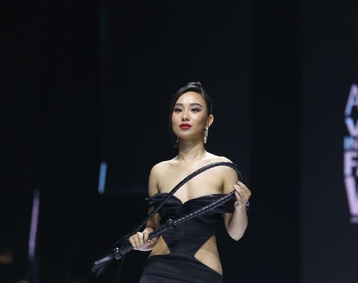 Người mẫu nữ gặp sự cố lộ hàng trên sàn diễn Tuần lễ thời trang Việt Nam - Ảnh 2.