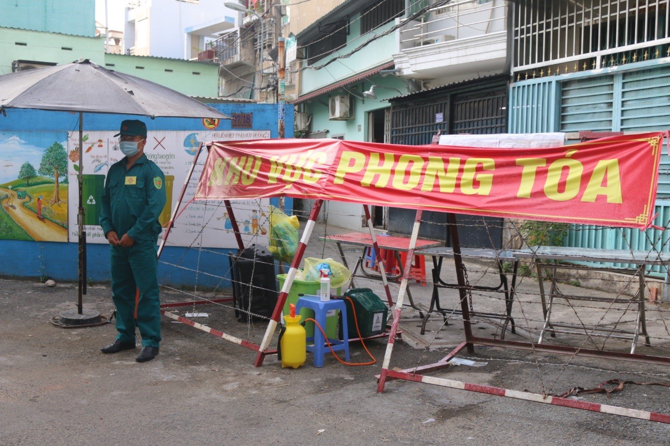 Ảnh hoạt động của người dân trong khu vực phong toả - Ảnh 3.