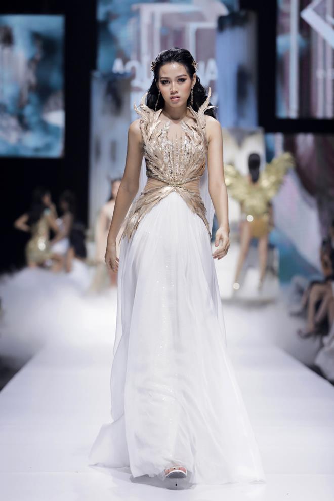 Hoa hậu Đỗ Mỹ Linh diện váy nặng 40 kg trình diễn thời trang - Ảnh 4.