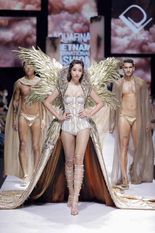 Hoa hậu Đỗ Mỹ Linh diện váy nặng 40 kg trình diễn thời trang - Ảnh 3.