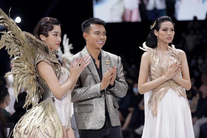 Hoa hậu Đỗ Mỹ Linh diện váy nặng 40 kg trình diễn thời trang - Ảnh 2.