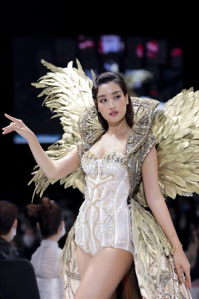 Hoa hậu Đỗ Mỹ Linh diện váy nặng 40 kg trình diễn thời trang - Ảnh 1.