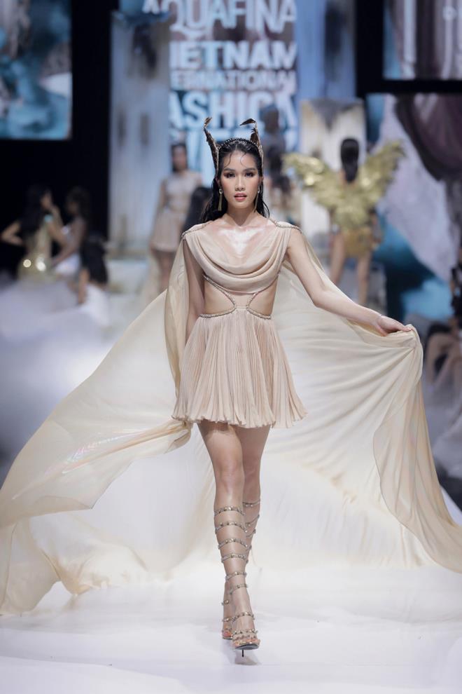 Hoa hậu Đỗ Mỹ Linh diện váy nặng 40 kg trình diễn thời trang - Ảnh 5.