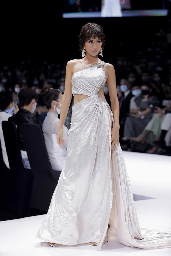 Hoa hậu Đỗ Mỹ Linh diện váy nặng 40 kg trình diễn thời trang - Ảnh 8.