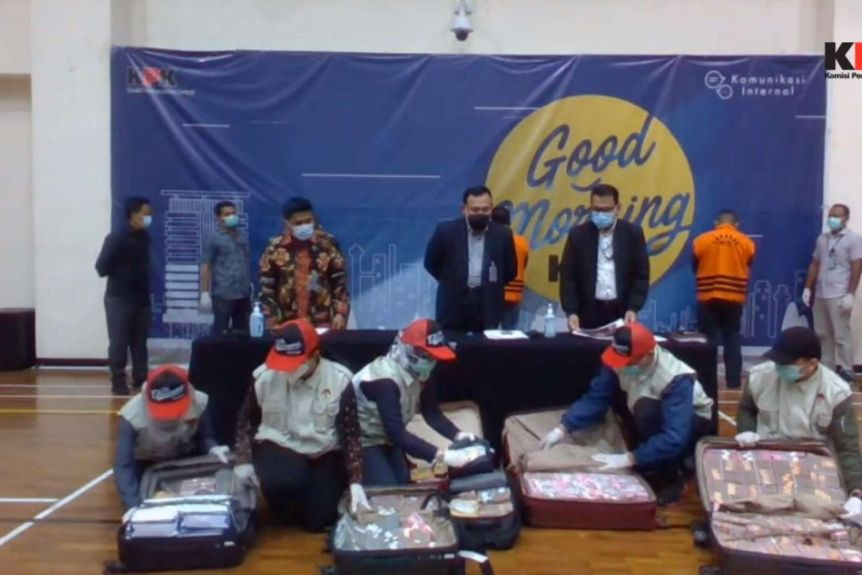 Bộ trưởng Indonesia bị bắt cùng 7 va li tiền tham ô cứu trợ Covid-19 - Ảnh 1.