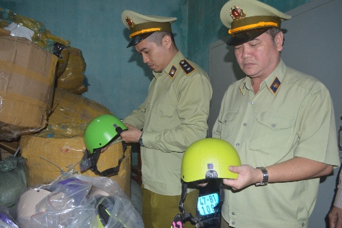 Phát hiện và thu giữ hơn 900 chiếc mũ bảo hiểm giả nhãn hiệu Nón Sơn tại Đà Nẵng - Ảnh 1.
