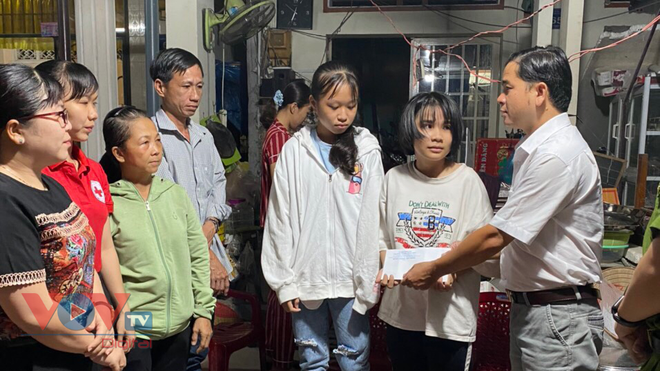Ông Trần Anh Chương - Chủ tịch UBND phường Tương Bình Hiệp đến thăm hỏi, động viên gia đình Võ Ngọc Khánh Vy.jpg