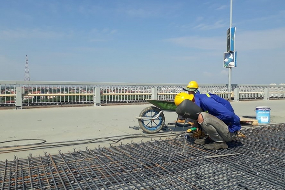 Sắp hoàn thành sửa mặt cầu Thăng Long, đảm bảo tuổi thọ lên tới 30 năm - Ảnh 3.