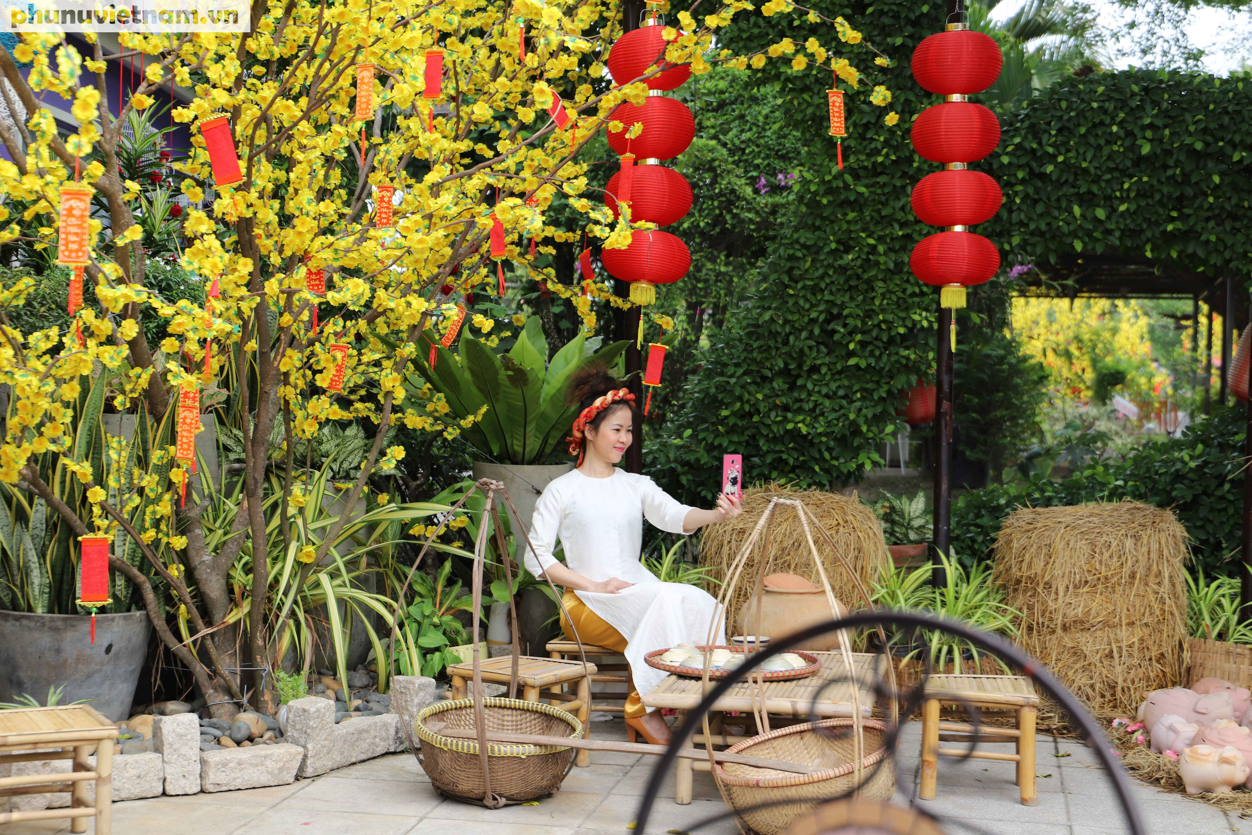 Nghỉ Tết dương lịch 2021: Người Sài Gòn đua nhau check in cánh đồng hoa Hóc Môn - Ảnh 4.