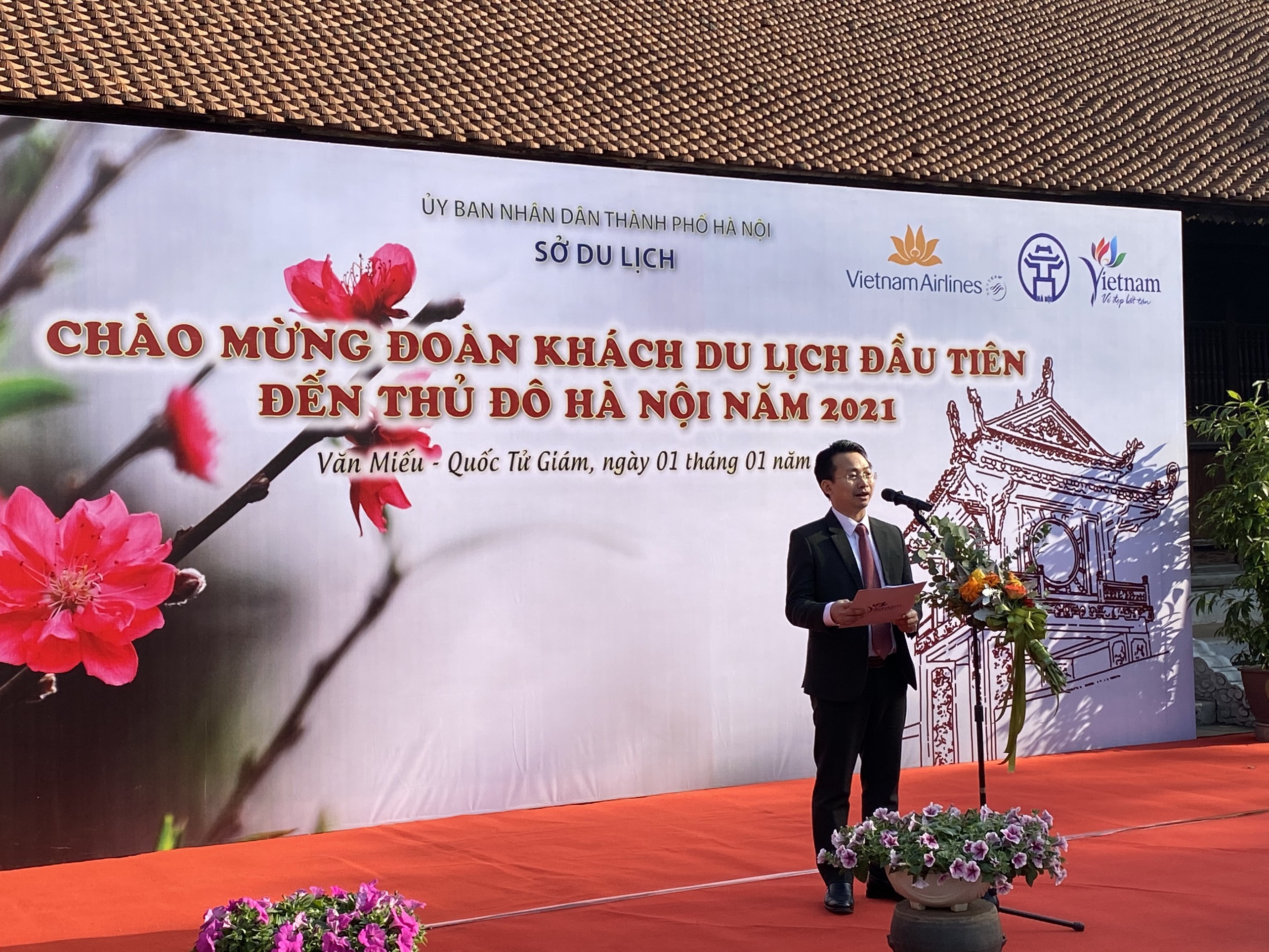 Hà Nội đón đoàn khách du lịch đầu tiên đến “xông đất” trong năm mới 2021  - Ảnh 2.