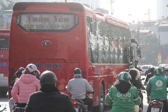 Bến xe, đường cửa ngõ Thủ đô “nghẹt thở” ngày đầu nghỉ Tết Dương lịch - Ảnh 16.