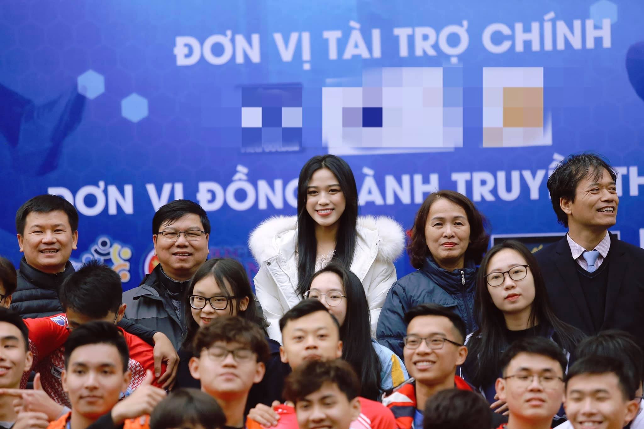 Hoa hậu Đỗ Thị Hà đi xem bóng đá - Ảnh 4.