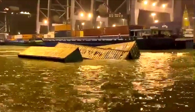 22 container rơi xuống sông Cái Mép - Ảnh 1.