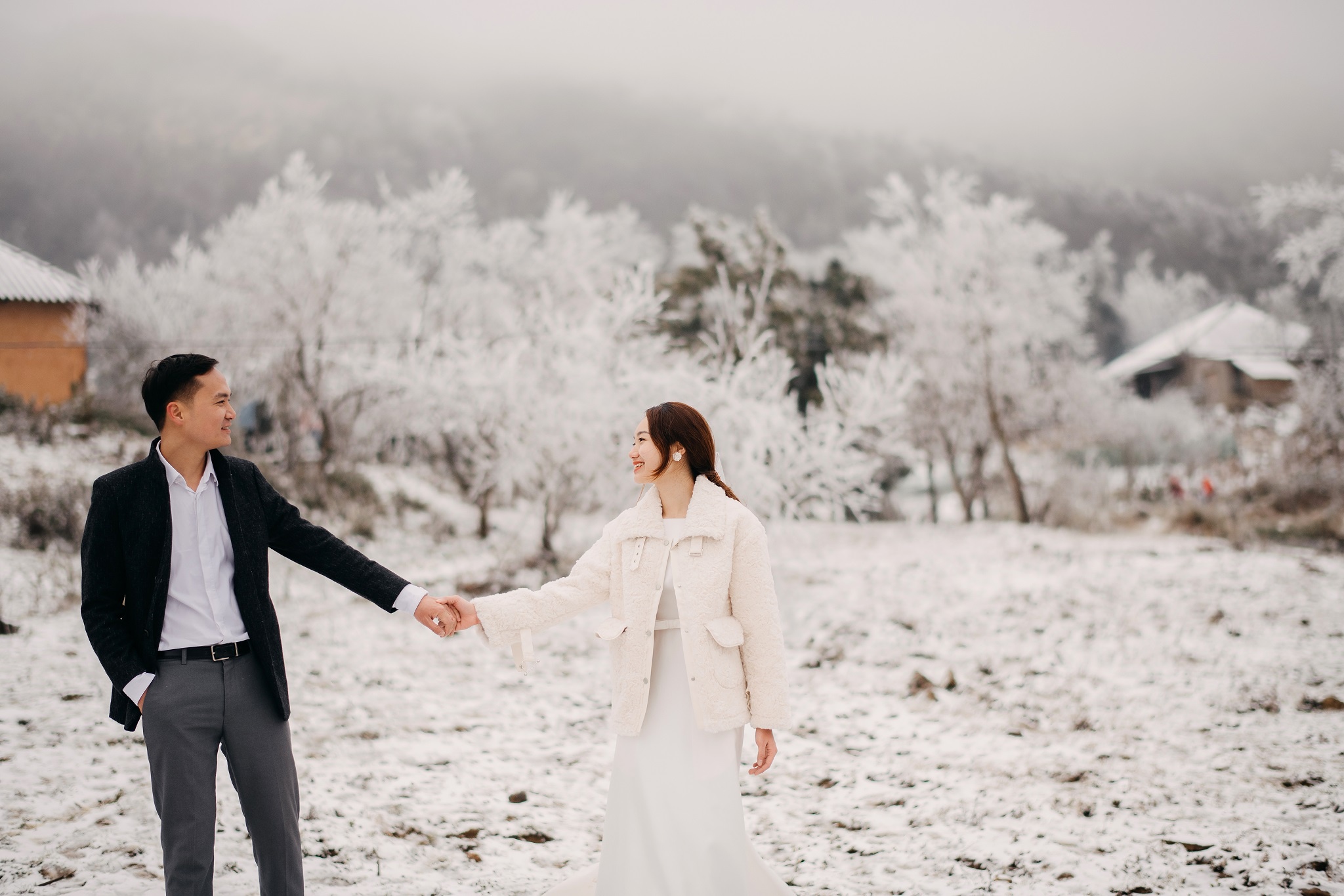 Chịu lạnh để chụp ảnh cưới giữa băng tuyết ở Y Tý - Ảnh 1.
