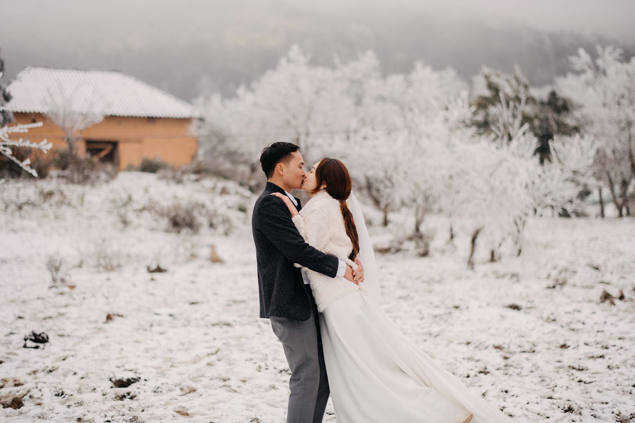 Chịu lạnh để chụp ảnh cưới giữa băng tuyết ở Y Tý - Ảnh 3.
