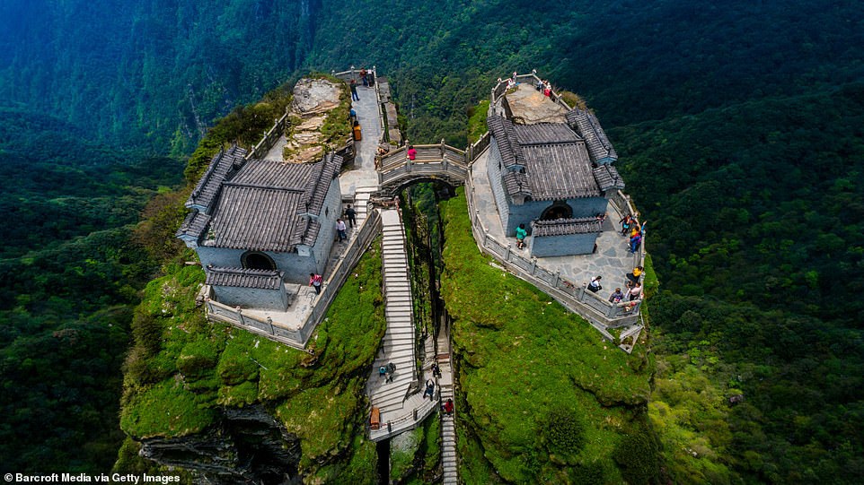 Ngôi đền đôi kỳ lạ nằm trên đỉnh núi cao 2.300 mét so với mực nước biển - Ảnh 5.