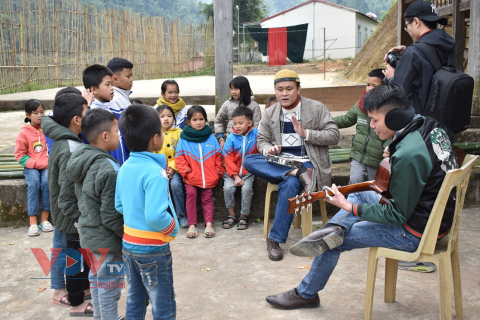 Hơi ấm vùng cao Niềm vui của những đứa trẻ nơi núi rừng biên cương1458.png