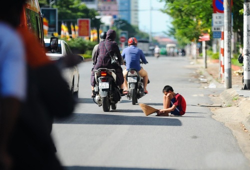 Nghệ An: Điều tra việc người ăn xin tràn xuống đường gây mất ATGT - Ảnh 1.