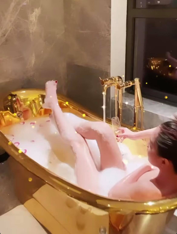 Ngọc Trinh 'đốt mắt' cộng đồng mạng với bộ ảnh bán nude, ngâm mình trong bồn tắm dát vàng - Ảnh 3.