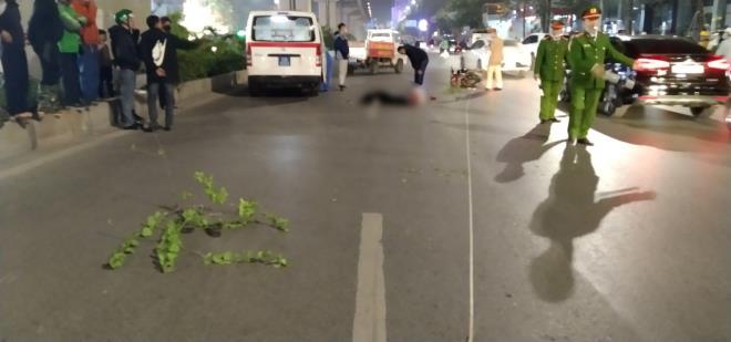 Xe máy tông thương vong 3 người đi bộ ở Hà Nội: Trích xuất camera điều tra - Ảnh 1.