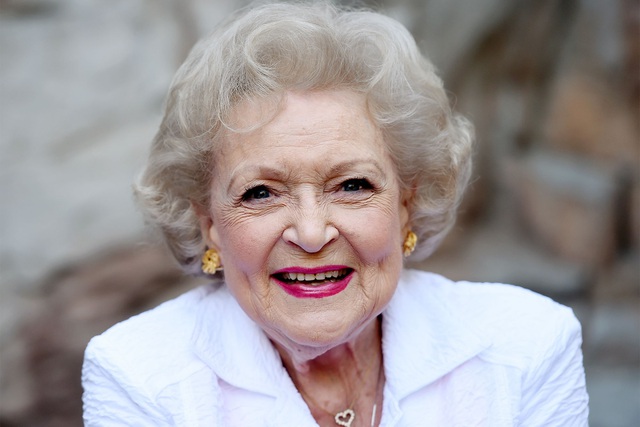 Bí quyết sống &quot;vui, khỏe, có ích&quot; của nữ diễn viên huyền thoại 99 tuổi - Ảnh 1.