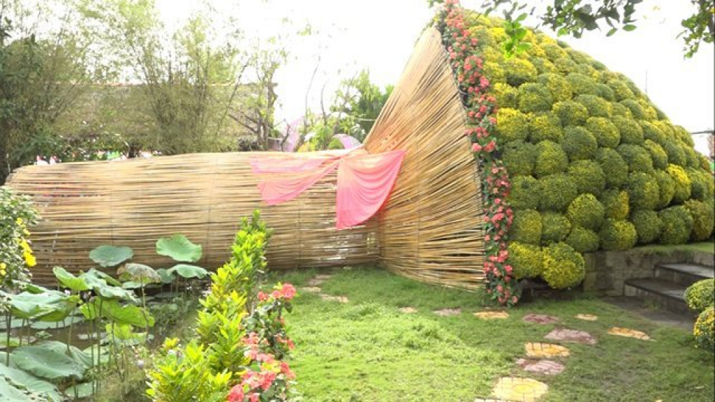 Mô hình bó hoa cúc mâm xôi được xác lập kỷ lục lớn nhất Việt Nam - Ảnh 1.