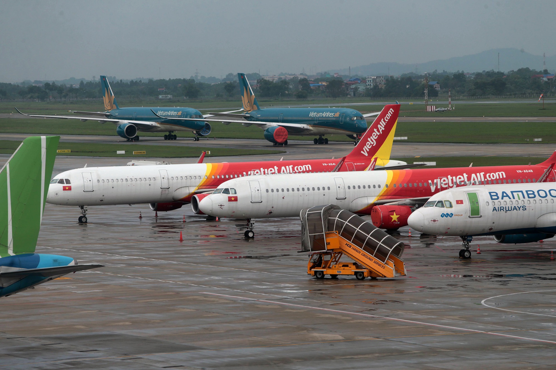 Nhiều chuyến bay phải 'né' sân bay Nội Bài vì sương mù - Ảnh 1.