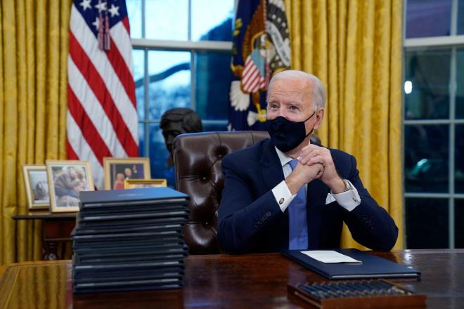 Biden sa thải loạt quan chức thân cận với Trump trong ngày đầu tiên nắm quyền - Ảnh 1.