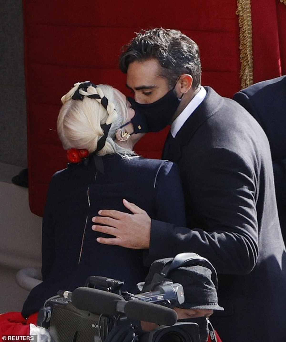 Lady Gaga ngọt ngào hôn bạn trai doanh nhân - Ảnh 3.