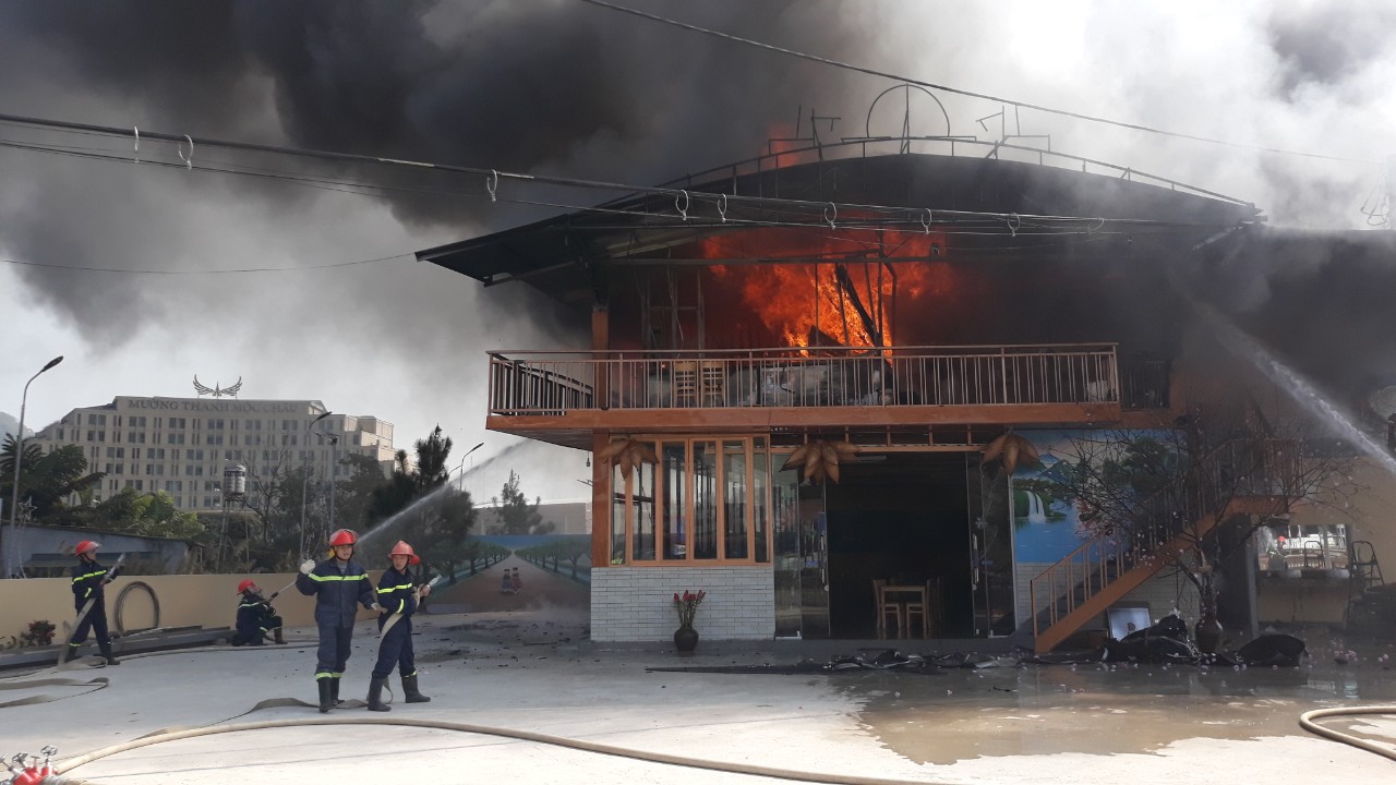 Sơn La: Kịp thời dập tắt đám cháy tại nhà hàng cá hồi ở Mộc Châu  - Ảnh 1.