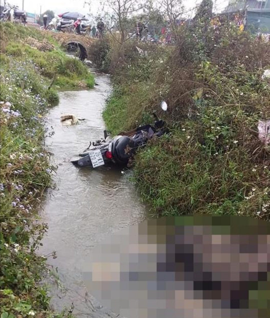 Sơn La: Phát hiện 1 người đàn ông tử vong dưới mương nước cạnh Quốc lộ 6  - Ảnh 1.