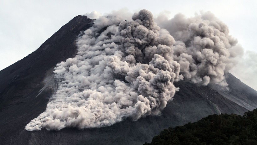 Núi lửa Merapi ở Indonesia phun trào, người dân sơ tán khẩn cấp - Ảnh 1.