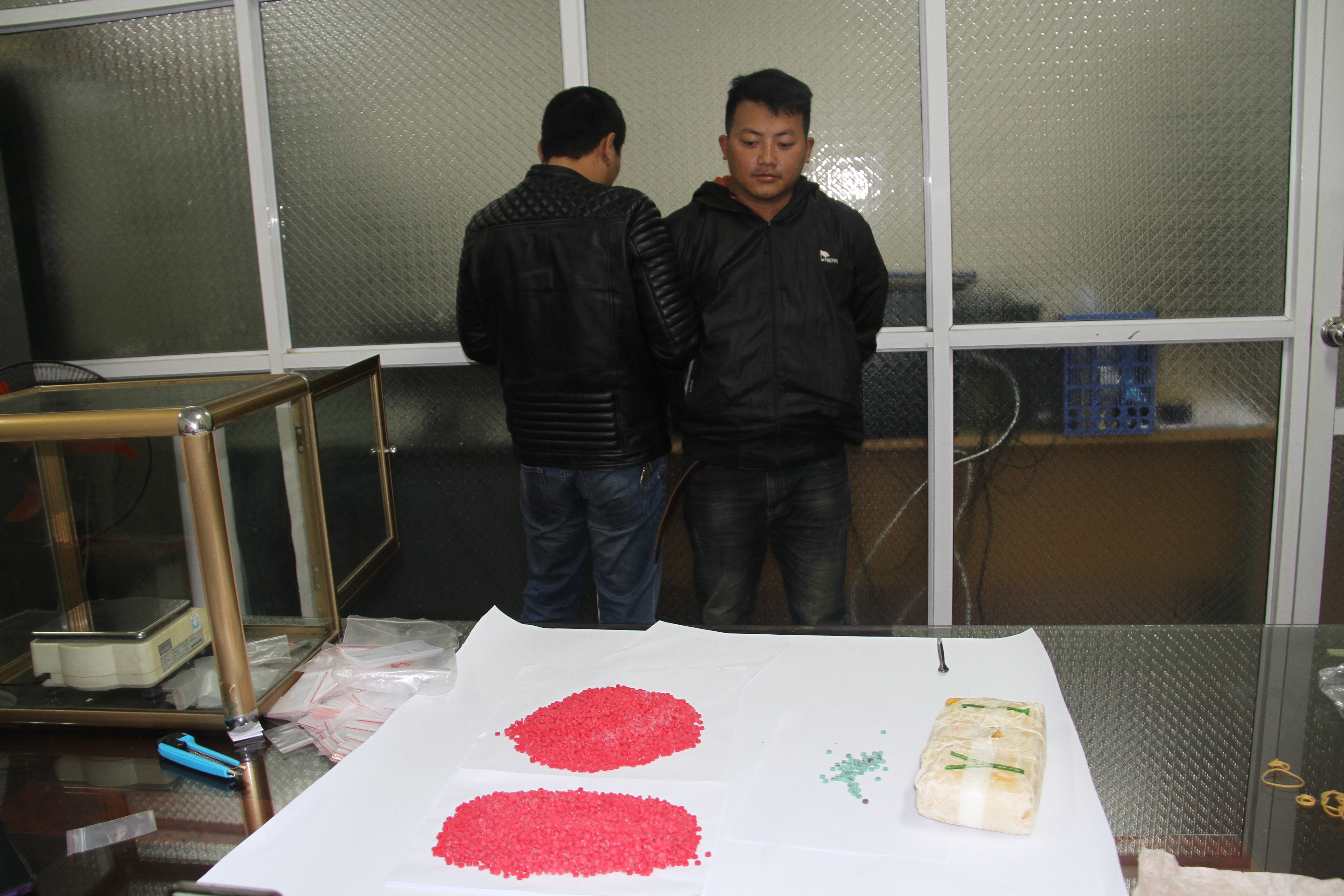 Lào Cai: Bắt đối tượng vận chuyển 12.000 viên ma túy tổng hợp - Ảnh 1.