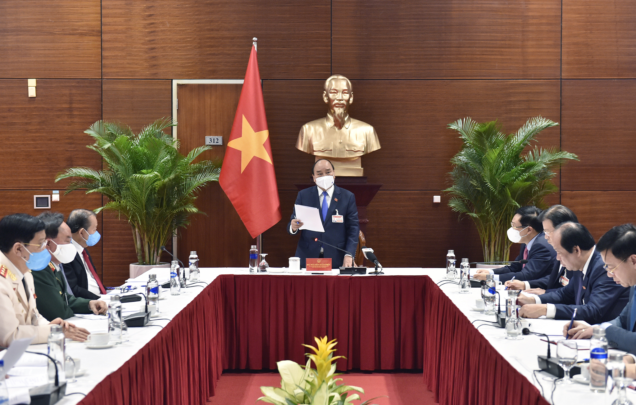 Thủ tướng họp khẩn về COVID-19 tại nơi tổ chức Đại hội XIII của Đảng - Ảnh 1.